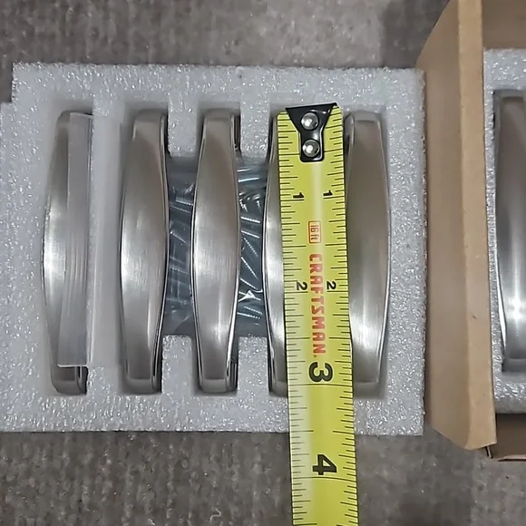 Cabinet pulls - Picture 3 of 5